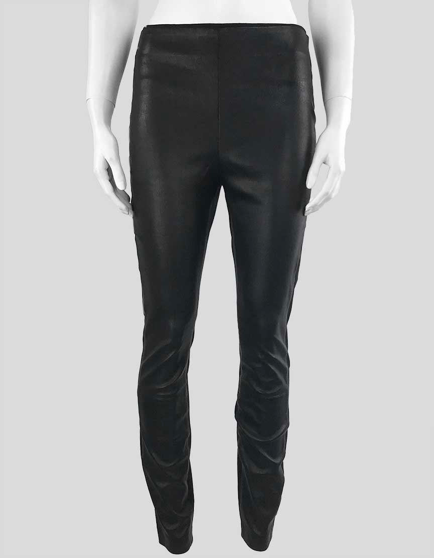 Black leather leggings with a front panel and a rear panel of cotton and elastane, presented on a mannequin.