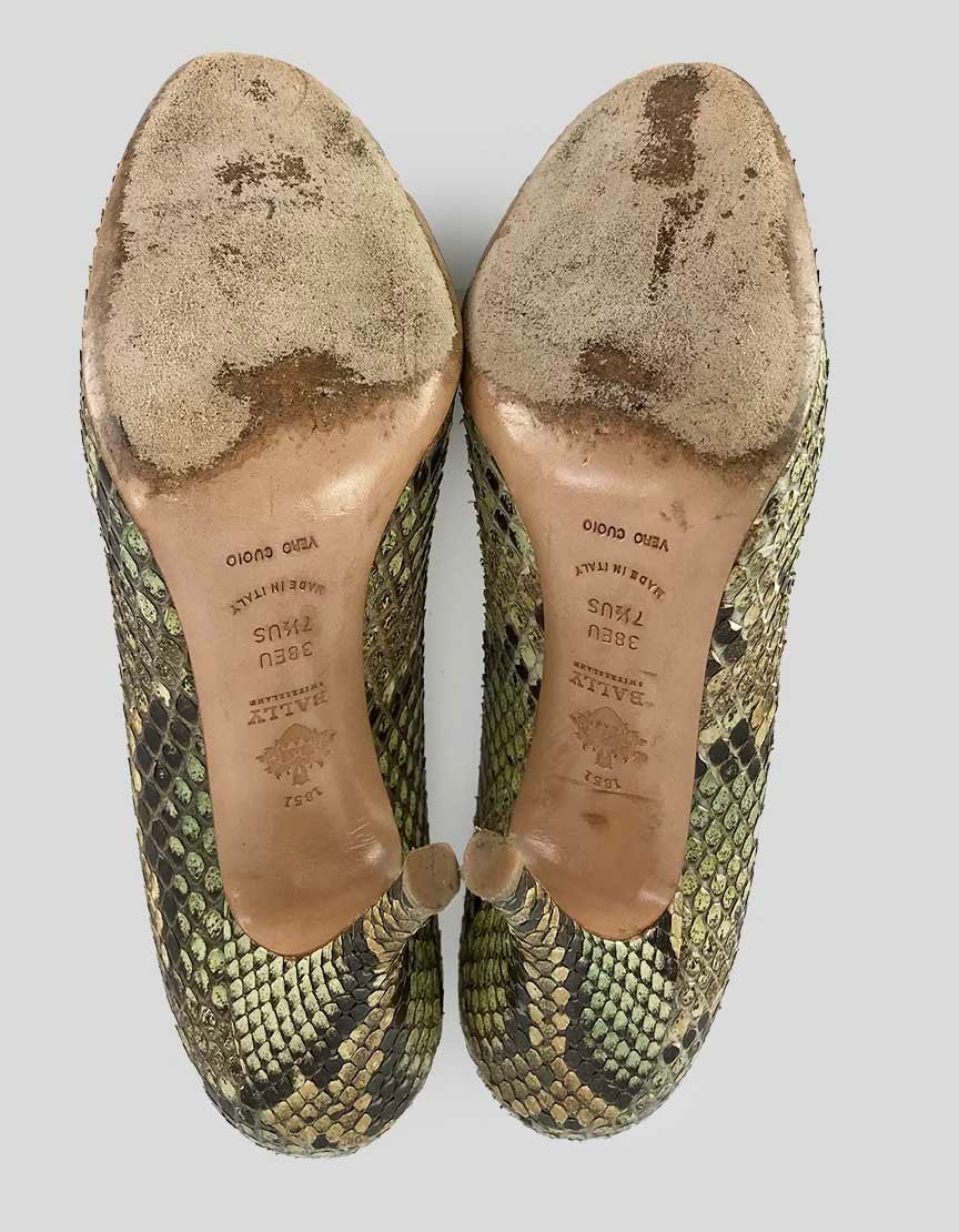 Bally Closed Toe Snakeskin Pumps 38 Eu 7.5 US