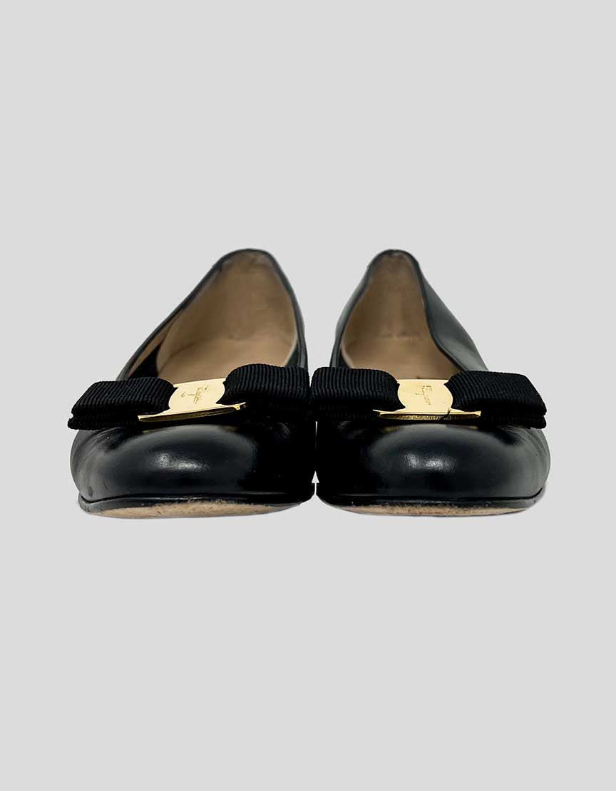 SALVATORE FERRAGAMO Vara Bow Accent Leather Pumps - 6.5 US