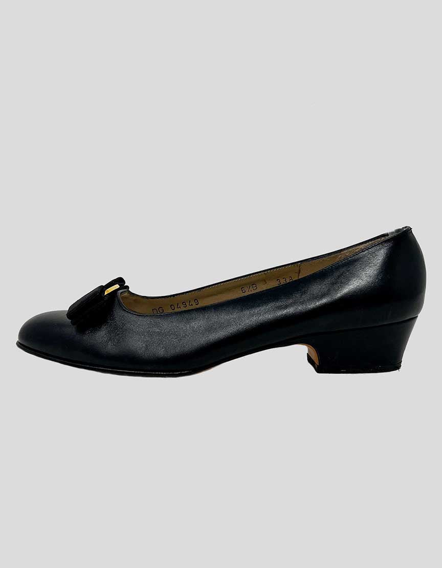 SALVATORE FERRAGAMO Vara Bow Accent Leather Pumps - 6.5 US