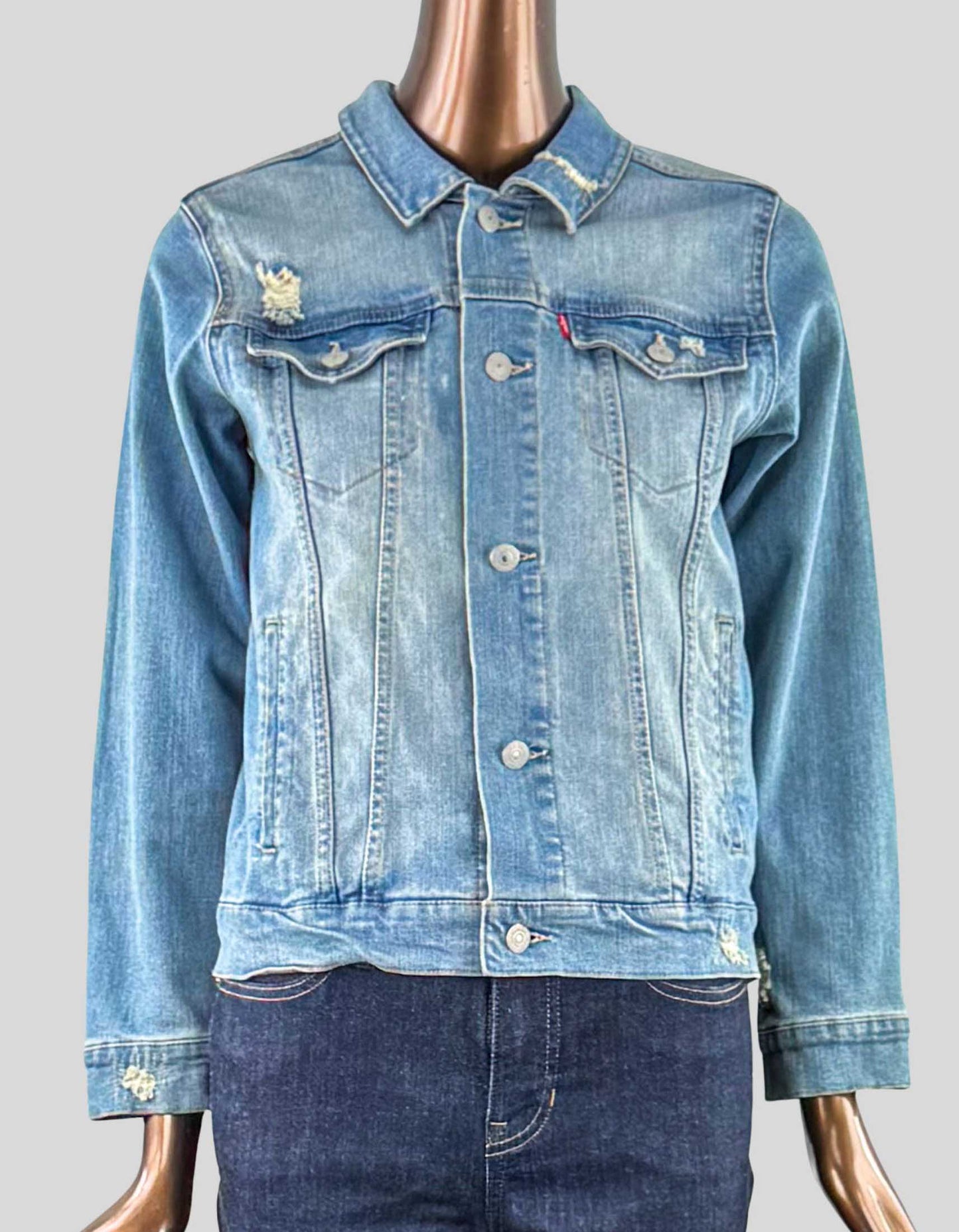 LEVI'S Trucker Jacket Big Girls. Traditional denim with distress throughout. Long sleeves. Buttoned cuffs. Classic collar. Button closure. 4 front pockets.