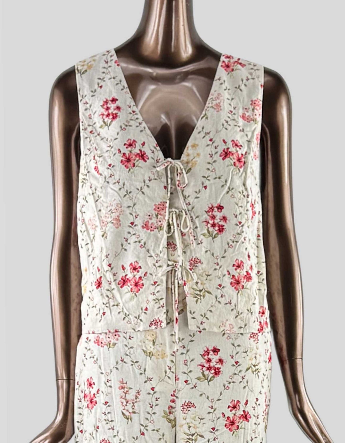 EVER NEW Vest in a tailored silhouette with tie closure. V neckline Sleeveless design. Front split. Lined.