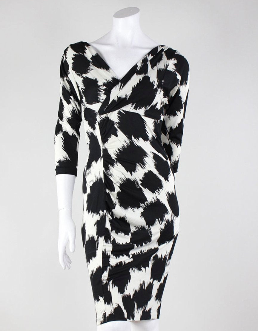 Diane Von Furstenberg Knee Length V-Neck Print Dress  Size: 6 US