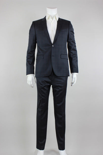 Hugo Boss Light Weight Wool Navy Blue Two Button Single Back Vent Suit Jacket With Flat Front Pants 38R