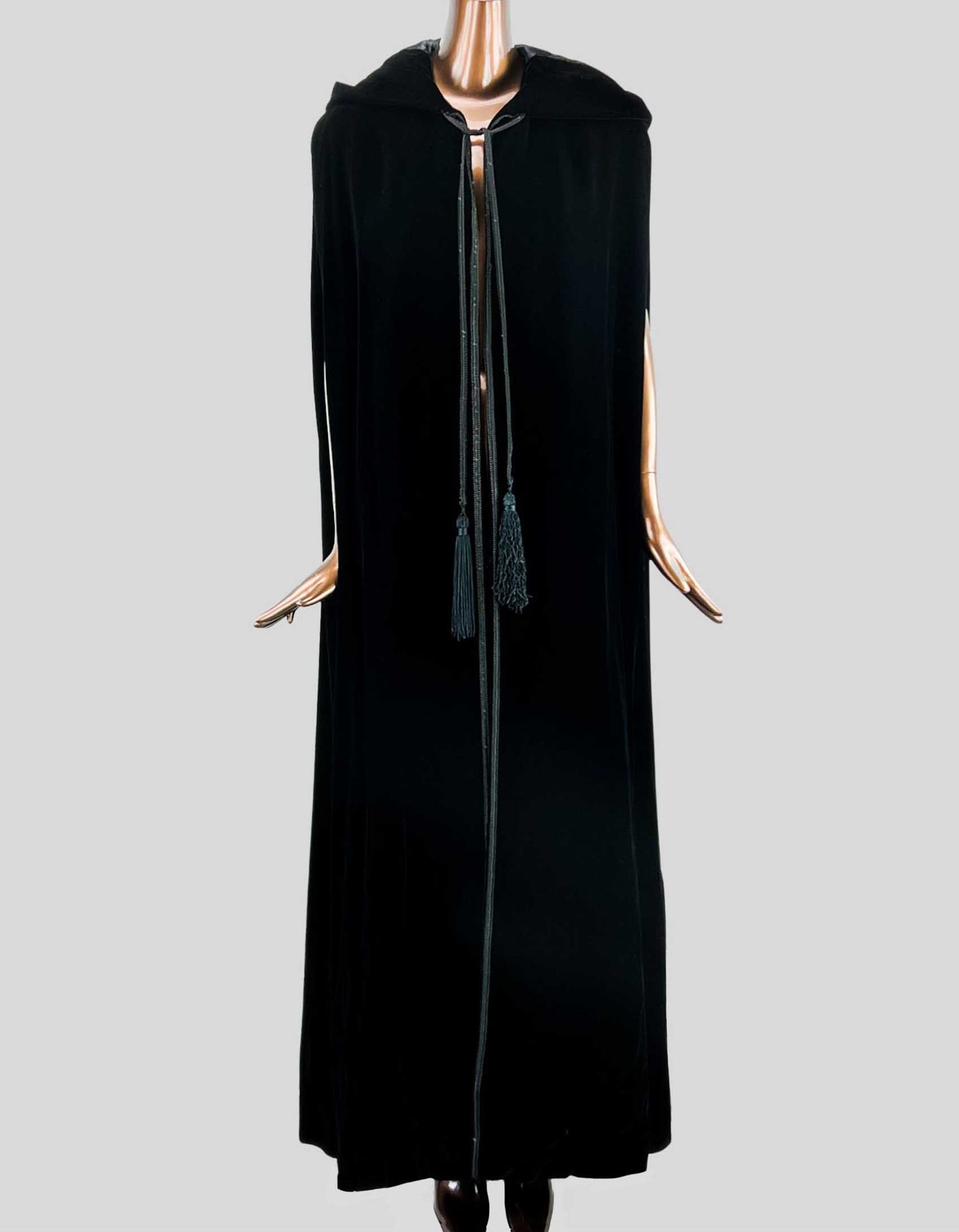 Vintage Pauline Trigère cape in black velvet - Medium