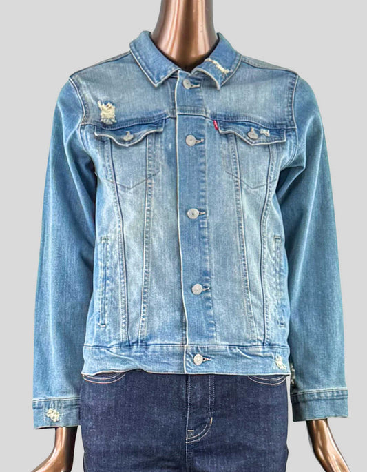 LEVI'S Trucker Jacket Big Girls. Traditional denim with distress throughout. Long sleeves. Buttoned cuffs. Classic collar. Button closure. 4 front pockets.