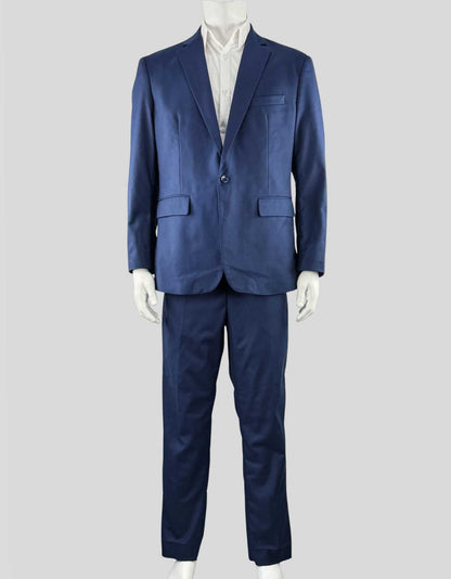 UNIGLO navy blue men single-breasted suit. Single-button jacket with notched collar. Flat front pants. Open hem. 