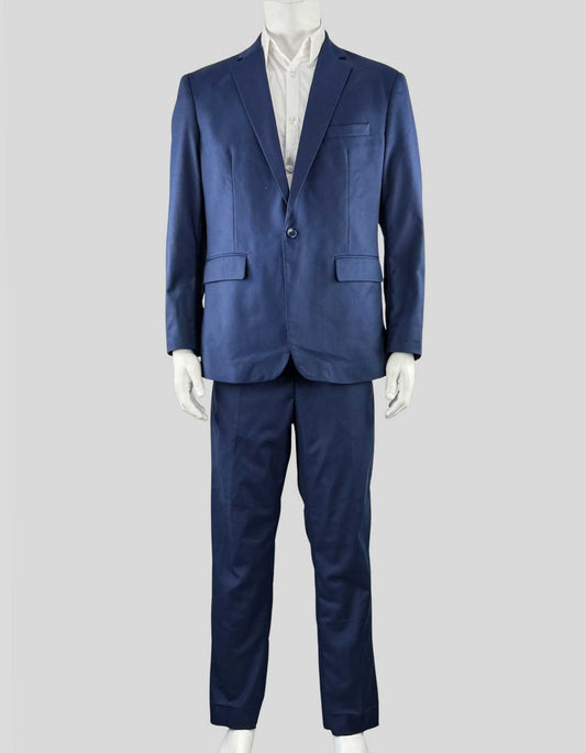 UNIGLO navy blue men single-breasted suit. Single-button jacket with notched collar. Flat front pants. Open hem. 