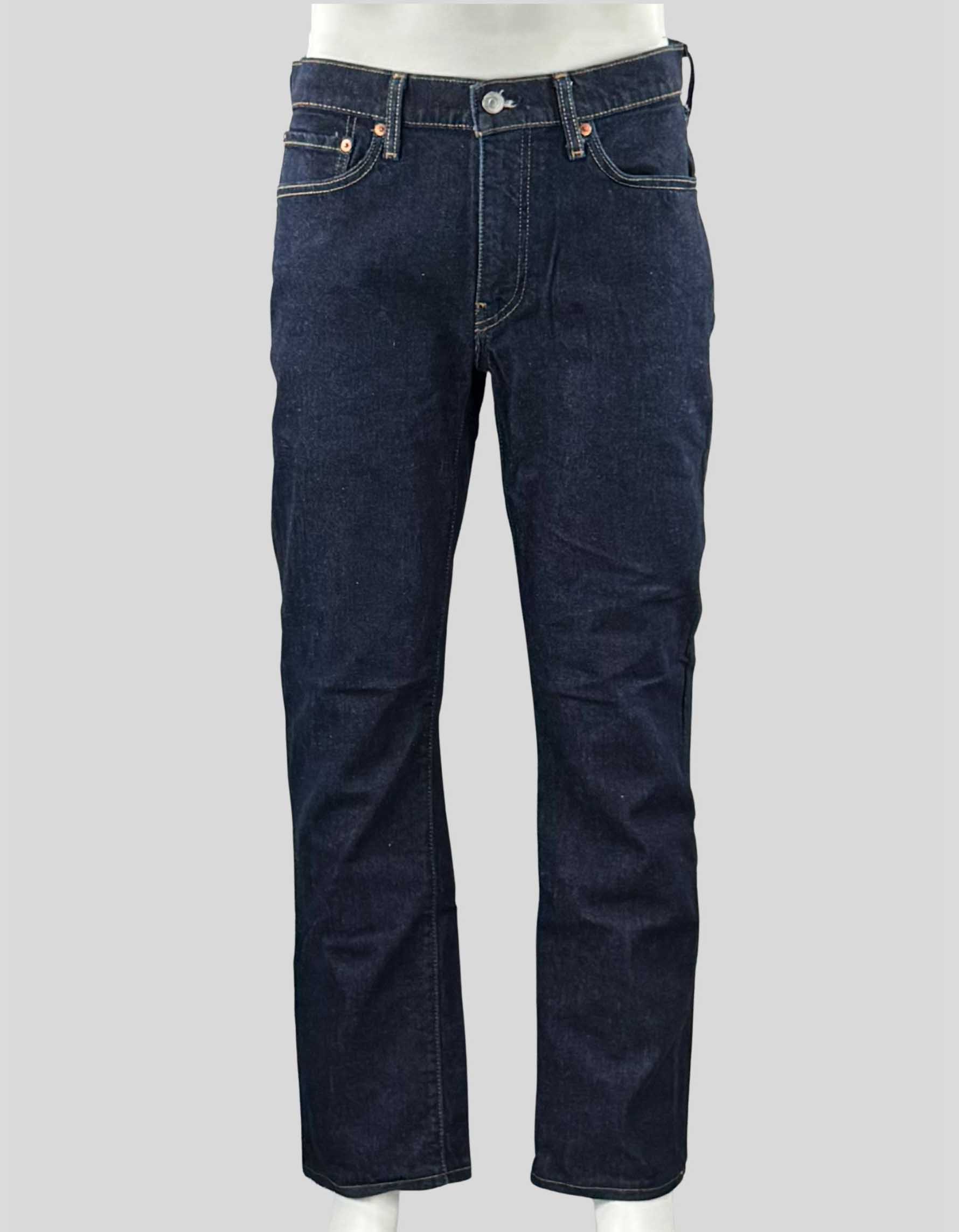 Levi's 514 5-pocket jeans, featuring a straight-leg fit. Dark wash.