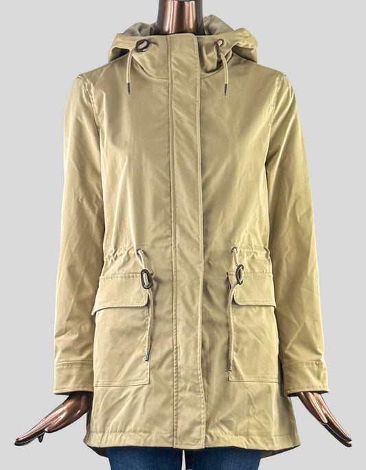 ONLY Onllouise life parka jacket. Hooded jacket with front pockets and string regulation at waist.