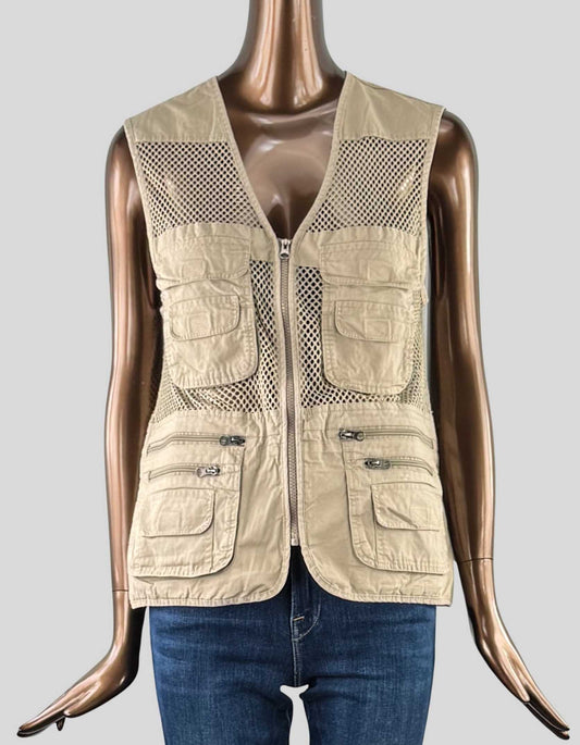 Outdoor Fishing Vest. Front zipper. V-neck. Sleeveless. 12 functional pockets. Zipper pockets and flat fasten pockets. 