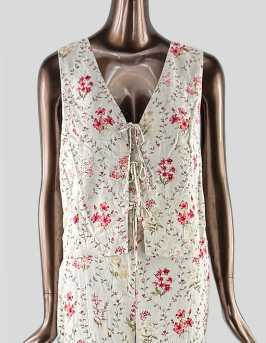 EVER NEW Vest in a tailored silhouette with tie closure. V neckline Sleeveless design. Front split. Lined.