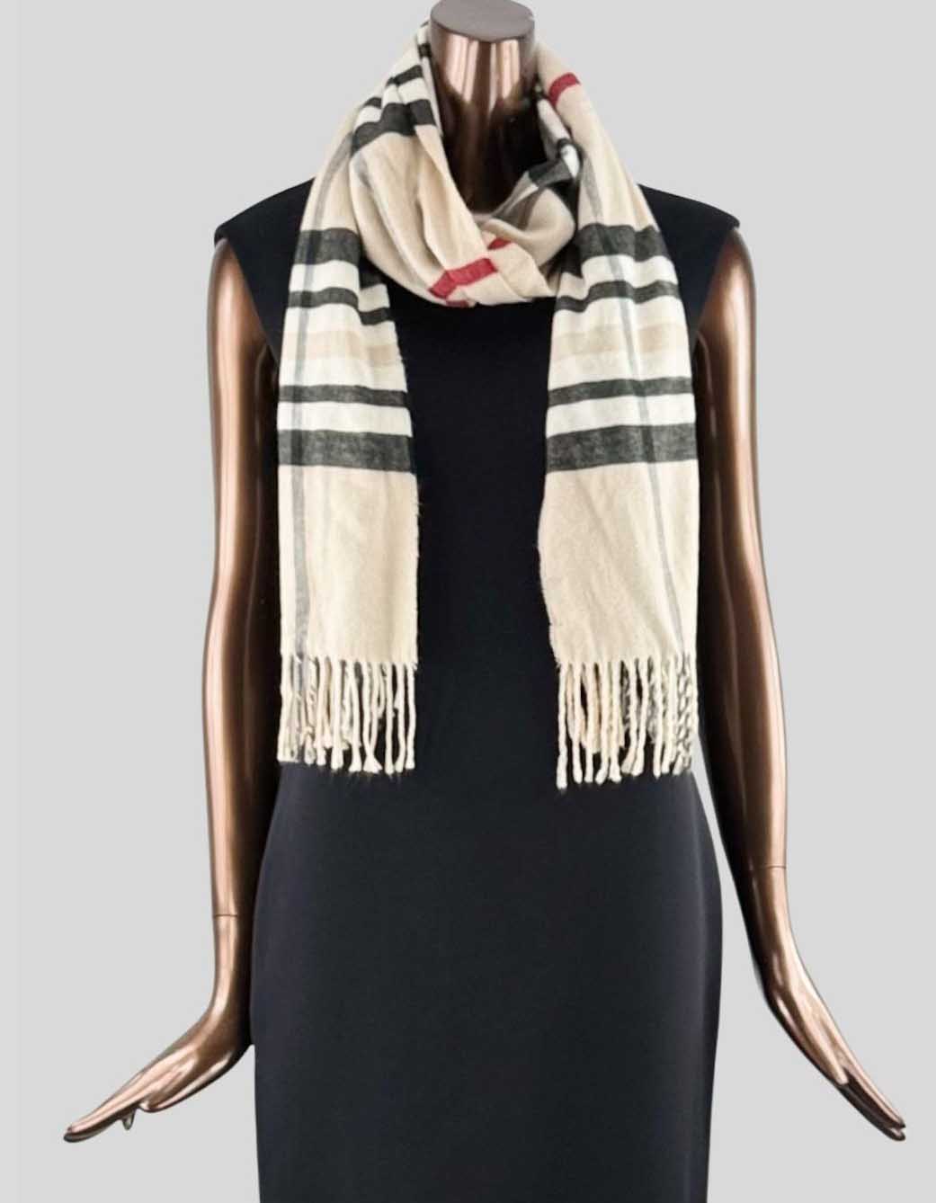 FRAAS plaid scarf with oversized iconic plaid patterning and fringe.