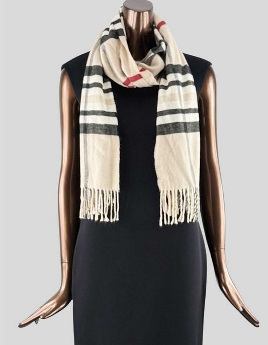 FRAAS plaid scarf with oversized iconic plaid patterning and fringe.