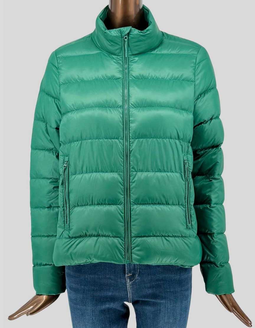 i.FiV2 emerald green lightweight puffer jacket featuring stand-up collar, side zip pockets, elastic waistband detail, and water-repellent finish. 