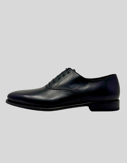 SALVATORE FERRAGAMO Classic Oxford Dress Shoes in Black Leather. Classic plain-toe oxford silhouette Five-eyelet lace-up closure. Premium Italian calf leather upper. Leather lining and insole. Leather sole with rubber heel tap.