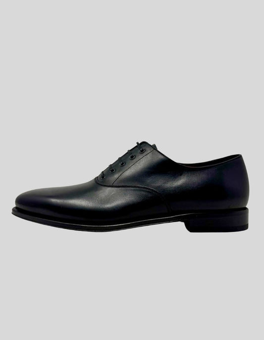 SALVATORE FERRAGAMO Classic Oxford Dress Shoes in Black Leather. Classic plain-toe oxford silhouette Five-eyelet lace-up closure. Premium Italian calf leather upper. Leather lining and insole. Leather sole with rubber heel tap.