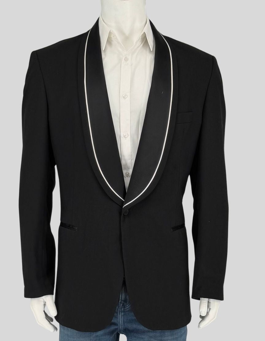 OSCAR DE LA RENTA vintage formal blazer in sophisticated black wool with contrasting white piping detail. Features shawl collar with satin facing, single-button closure, besom pockets, four-button working cuffs, and single vent back. Fully lined in signature Oscar de la Renta satin. 
