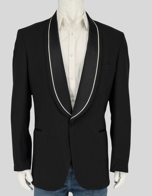 OSCAR DE LA RENTA vintage formal blazer in sophisticated black wool with contrasting white piping detail. Features shawl collar with satin facing, single-button closure, besom pockets, four-button working cuffs, and single vent back. Fully lined in signature Oscar de la Renta satin. 