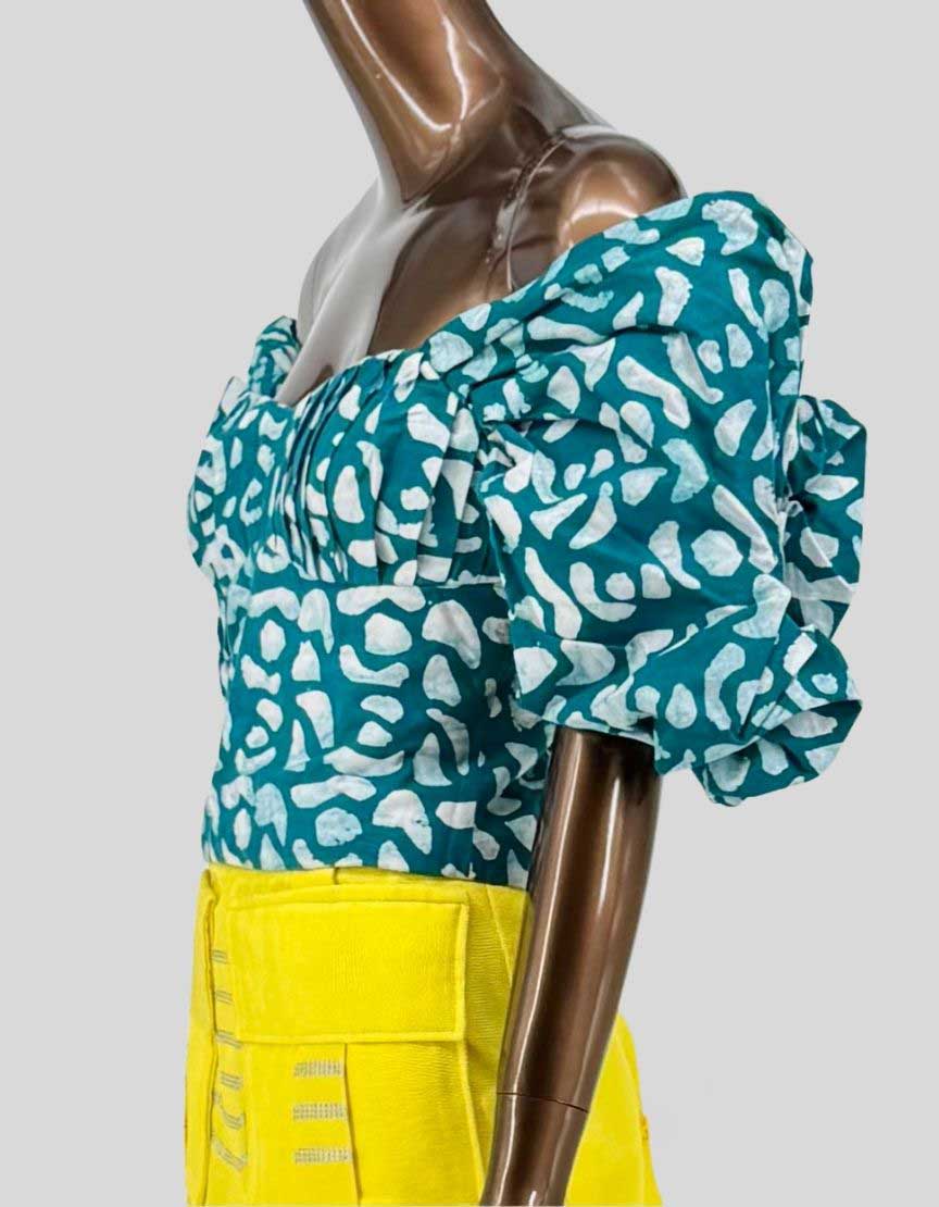 SILKA Abstract Print Off-Shoulder Ruffle Crop Top - 8 US