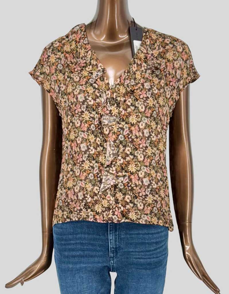 HILTON HOLLIS feminine floral print blouse in rich autumnal tones featuring a V-neckline with cascading ruffle placket. Cap sleeves and relaxed silhouette create effortless elegance. Allover ditsy floral print in shades of pink, cream, and yellow on a deep brown/olive ground. 