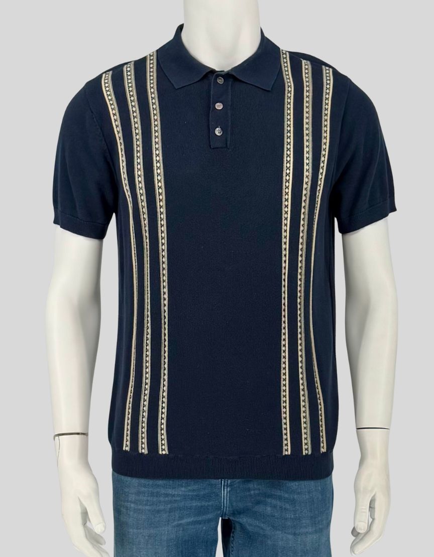 BARQUE Vintage Jacquard knit polo in navy with cream and tan jacquard stripe detailing. Lightweight, fine-knit cotton construction with midcentury-inspired pattern. Three-button placket with mother-of-pearl buttons, short sleeves, and ribbed hem and cuffs. 
