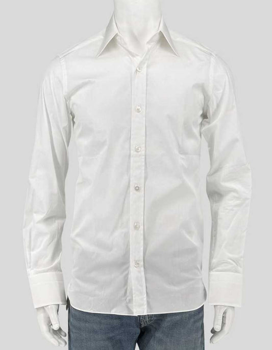 TOM FORD white dress shirt crafted in Switzerland from 100% cotton. Classic spread collar design with the brand's signature precise tailoring and construction. Versatile piece for business or formal occasions. 