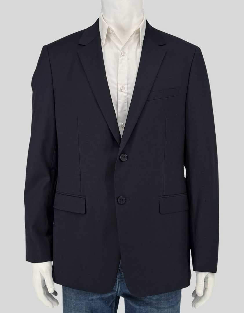 THEORY crafted this XYLO NP blazer from premium sartorial suiting wool with a hint of stretch for comfort. Classic two-button silhouette with notched lapels, deep navy color, and Italian-inspired tailoring. 