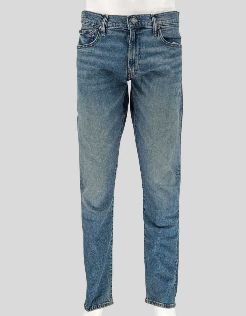 POLO RALPH LAUREN crafted these Varick jeans with a slim straight fit and subtle stretch for all-day comfort. Classic medium blue wash with authentic denim goods detailing, five-pocket styling, and the signature embossed leather patch at back.